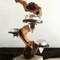 Lemberger 48 Jahre alt, mit drei Teelichtgläsern, geölt und auf Sandstein montiert. Höhe 45 cm